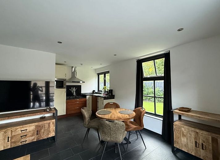 Entspannen Sie sich im Garten von Cottage in Luyksgestel, einem Ferienhaus in Kempen, mit Liegestuehlen und einem modernen Whirlpool.