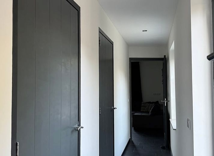 Entspannen Sie sich im Garten von Cottage in Luyksgestel, einem Ferienhaus in Kempen, mit Liegestuehlen und einem modernen Whirlpool.