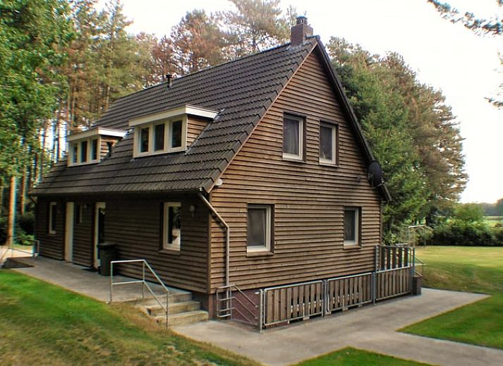 Terras met zitgelegenheid bij Vakantiehuisje in Luyksgestel, perfect voor buiten dineren.