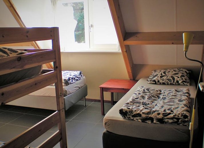 Ruime tuin bij Vakantiehuisje in Luyksgestel met kleurrijke bloemen en een prachtig uitzicht.