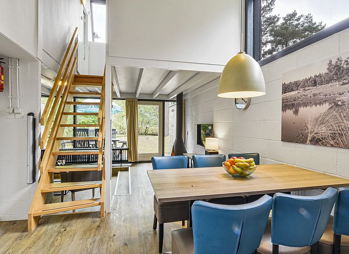 Slaapkamer in Het Vennenbos 6-persoons bungalow in Hapert, Kempen met uitzicht op de natuur door grote ramen.
