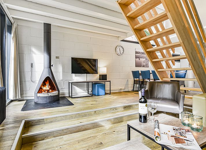 Slaapkamer in Het Vennenbos 6-persoons bungalow in Hapert, Kempen met uitzicht op de natuur door grote ramen.
