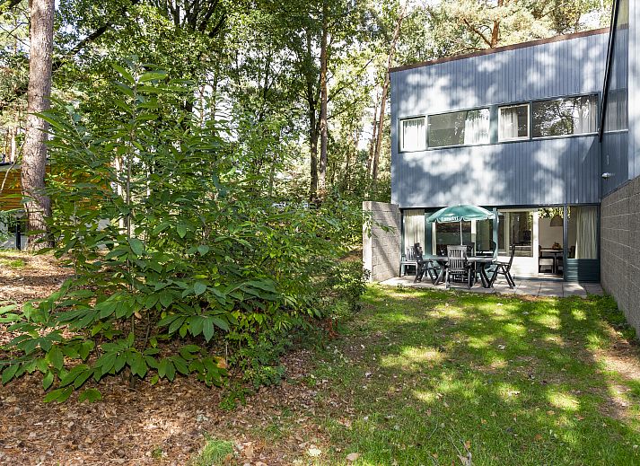 Helles Wohnzimmer mit Blick auf den Garten in Het Vennenbos 6-Personen-Bungalow, Hapert, Kempen.