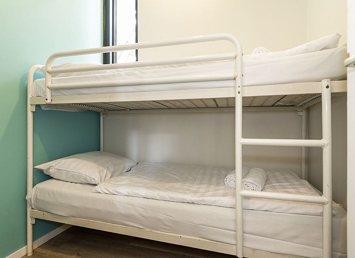 Helles Wohnzimmer mit Blick auf den Garten in Het Vennenbos 6-Personen-Bungalow, Hapert, Kempen.