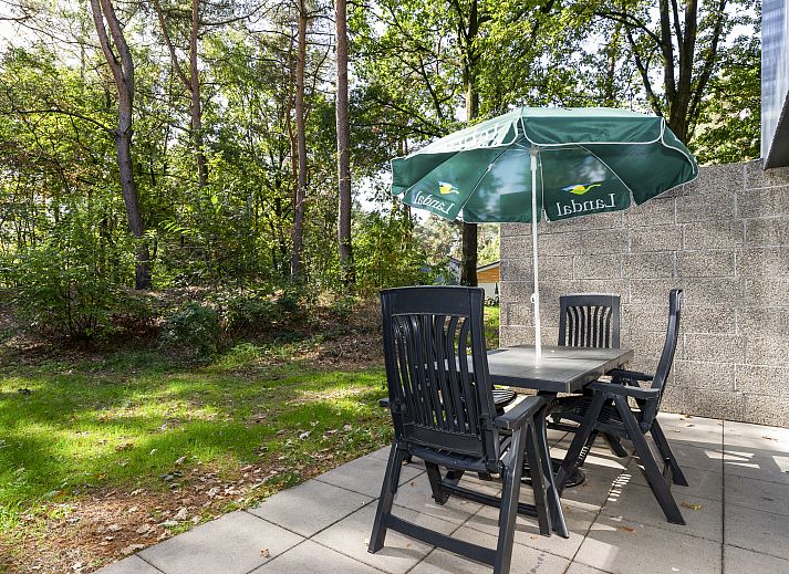 Helles Wohnzimmer mit Blick auf den Garten in Het Vennenbos 6-Personen-Bungalow, Hapert, Kempen.