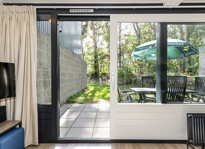 Helles Wohnzimmer mit Blick auf den Garten in Het Vennenbos 6-Personen-Bungalow, Hapert, Kempen.