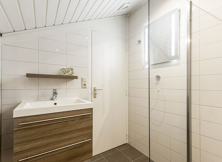 Schlafzimmer mit Doppelbett im 6-Personen-Bungalow Het Vennenbos, Hapert, Kempen.