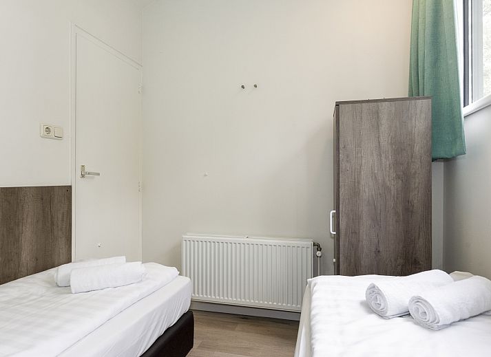 Schlafzimmer mit Doppelbett im 6-Personen-Bungalow Het Vennenbos, Hapert, Kempen.