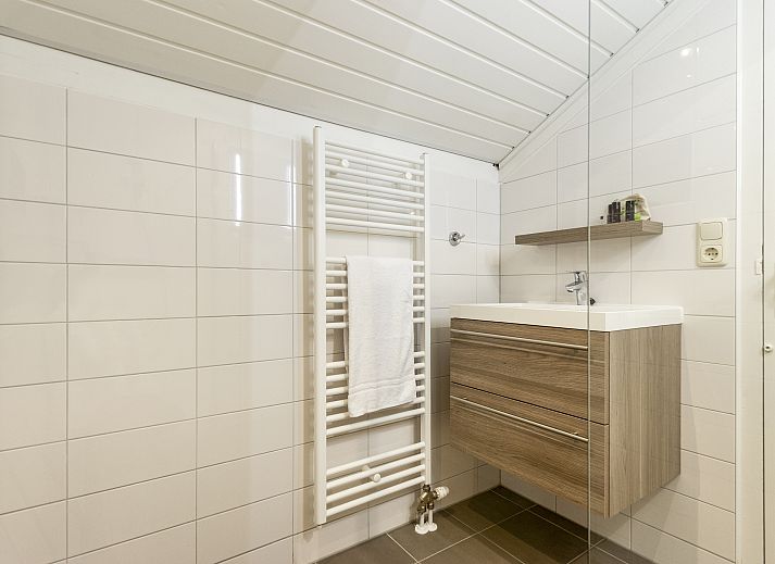 Schlafzimmer mit Doppelbett im 6-Personen-Bungalow Het Vennenbos, Hapert, Kempen.