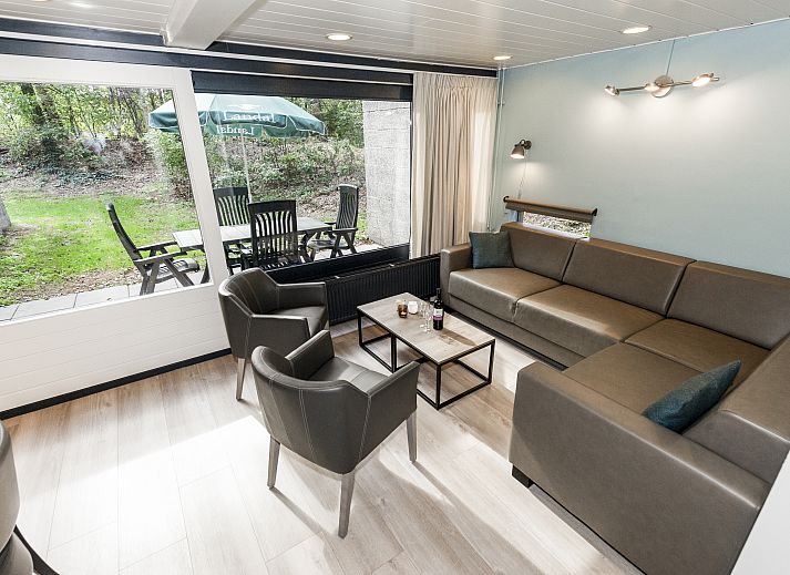 Wein und Glaeser auf dem Tisch im 6-Personen-Bungalow Het Vennenbos, Hapert, Nordbrabant.