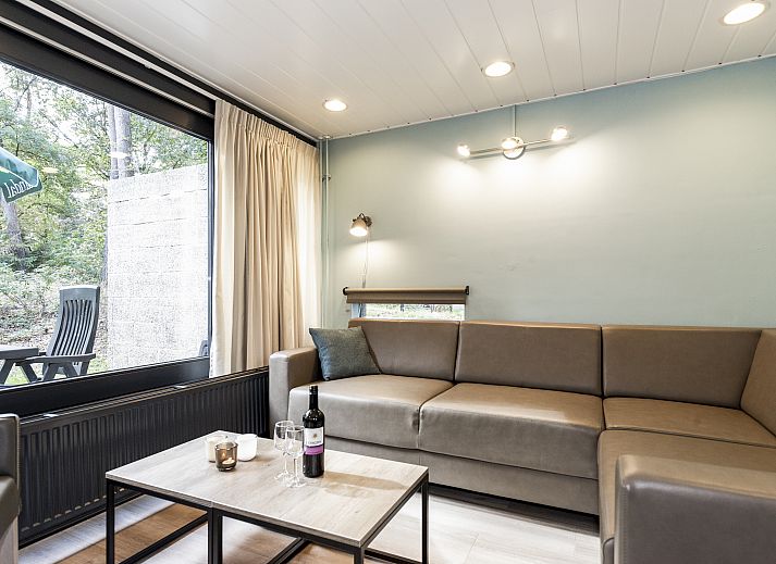 Wein und Glaeser auf dem Tisch im 6-Personen-Bungalow Het Vennenbos, Hapert, Nordbrabant.