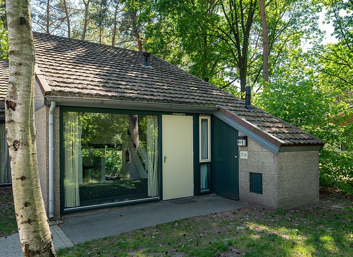 Wein und Glaeser auf dem Tisch im 6-Personen-Bungalow Het Vennenbos, Hapert, Nordbrabant.