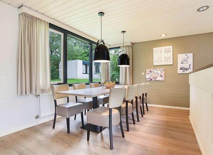 Gezellige woonkamer in Het Vennenbos 8-persoons bungalow 8C in Hapert, Kempen, Noord Brabant met open haard en ruime zithoek.