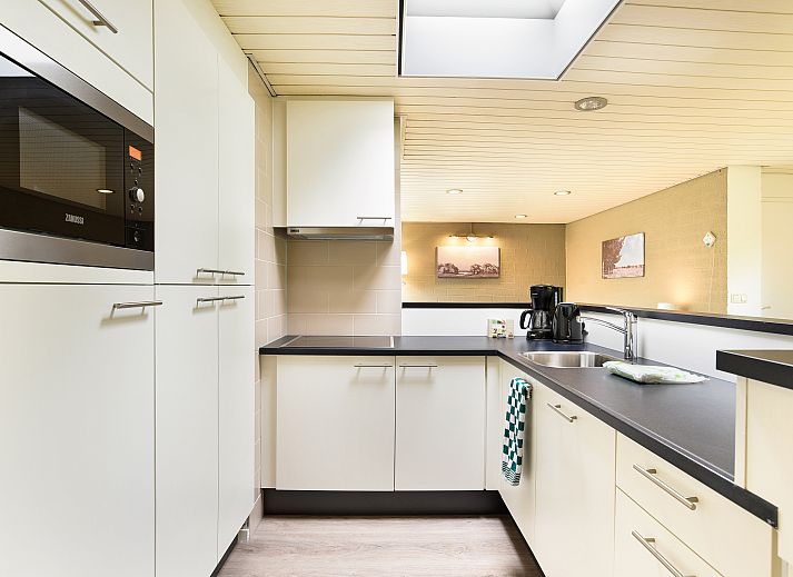 Moderne woonkamer met uitzicht op de natuur in Het Vennenbos 8-persoons bungalow 8C, Hapert, Kempen, Noord Brabant.