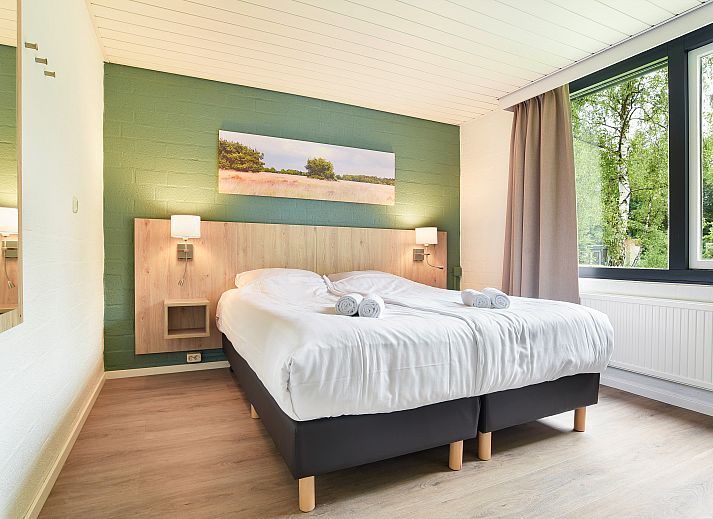 Moderne woonkamer met uitzicht op de natuur in Het Vennenbos 8-persoons bungalow 8C, Hapert, Kempen, Noord Brabant.