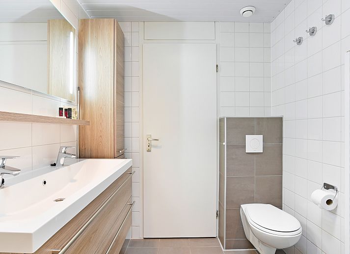 Moderne woonkamer met uitzicht op de natuur in Het Vennenbos 8-persoons bungalow 8C, Hapert, Kempen, Noord Brabant.