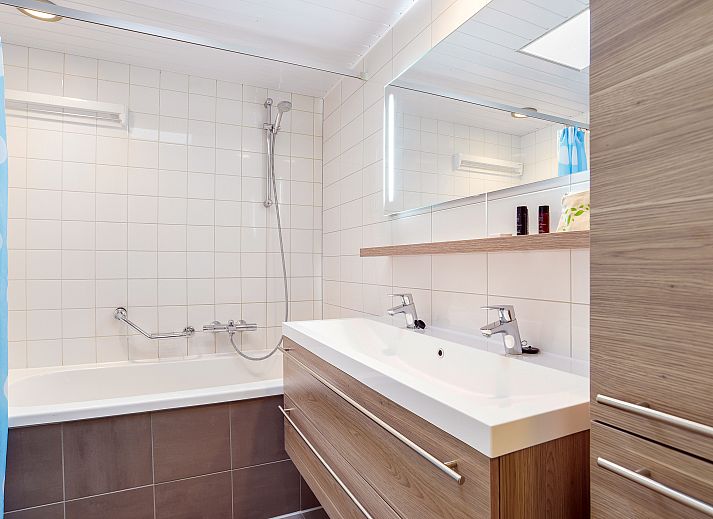 Moderne woonkamer met uitzicht op de natuur in Het Vennenbos 8-persoons bungalow 8C, Hapert, Kempen, Noord Brabant.