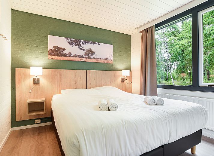 Moderne woonkamer met uitzicht op de natuur in Het Vennenbos 8-persoons bungalow 8C, Hapert, Kempen, Noord Brabant.