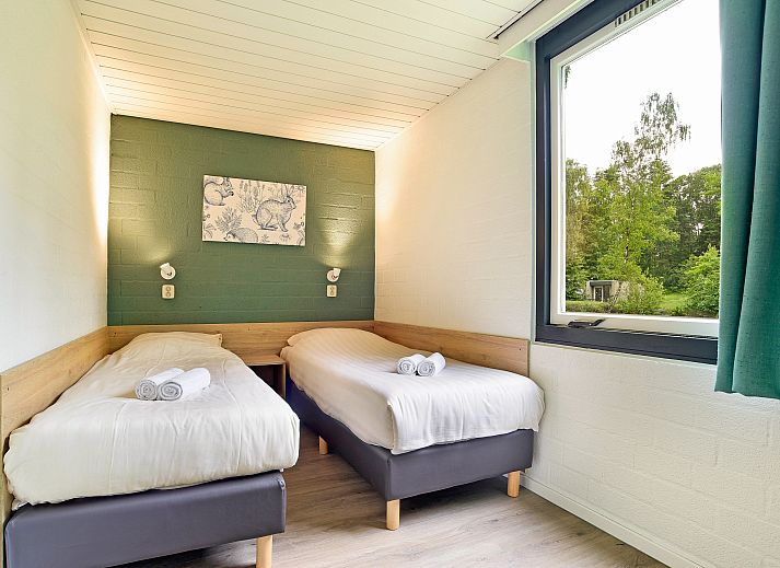 Stijlvolle eetkamer in Het Vennenbos 8-persoons bungalow 8C, Hapert, Kempen, Noord Brabant met grote eettafel en sfeerverlichting.