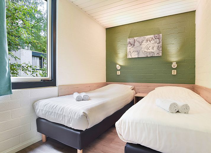 Stijlvolle eetkamer in Het Vennenbos 8-persoons bungalow 8C, Hapert, Kempen, Noord Brabant met grote eettafel en sfeerverlichting.