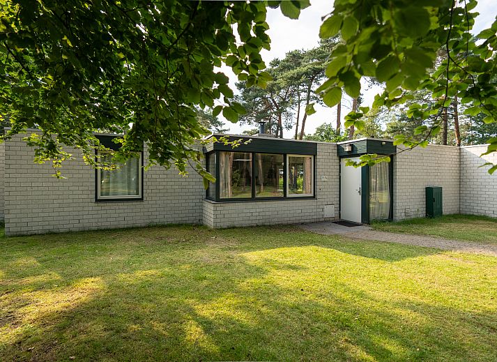Stijlvolle eetkamer in Het Vennenbos 8-persoons bungalow 8C, Hapert, Kempen, Noord Brabant met grote eettafel en sfeerverlichting.