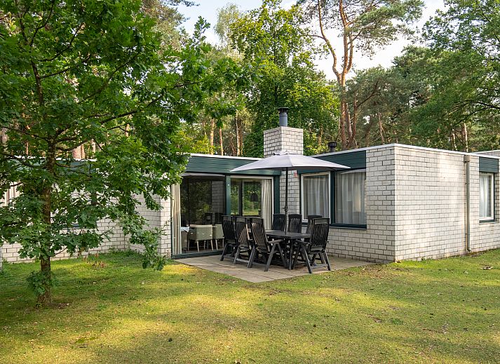 Lichte eetkamer in Het Vennenbos 8-persoons bungalow 8C, Hapert, Kempen, Noord Brabant met uitzicht op de groene omgeving.