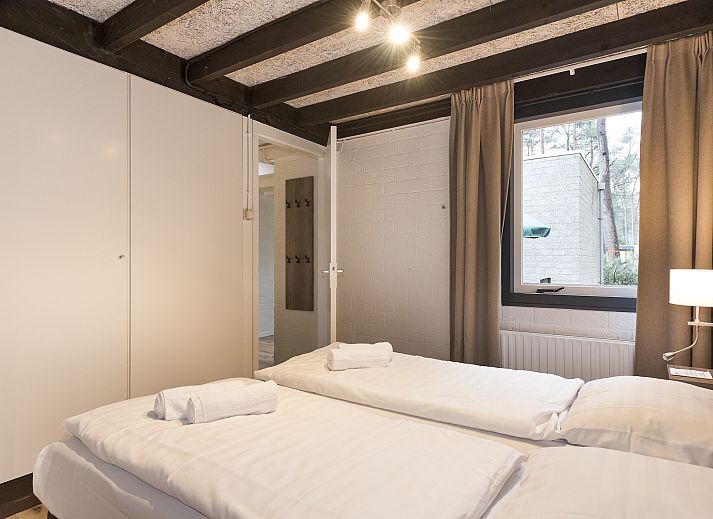 Entspannte Sitzecke im 5-Personen-Bungalow Het Vennenbos 5B1, Hapert, mit bequemem Sofa und dekorativen Details.