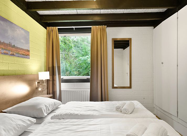 Entspannte Sitzecke im 5-Personen-Bungalow Het Vennenbos 5B1, Hapert, mit bequemem Sofa und dekorativen Details.