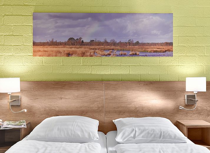 Essecke im 5-Personen-Bungalow Het Vennenbos 5B1, Hapert, mit modernen Stuehlen und einer gemuetlichen Atmosphaere.