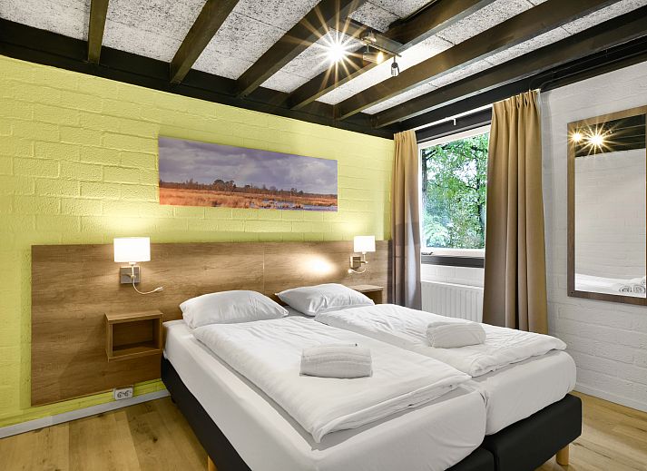 Essecke im 5-Personen-Bungalow Het Vennenbos 5B1, Hapert, mit modernen Stuehlen und einer gemuetlichen Atmosphaere.