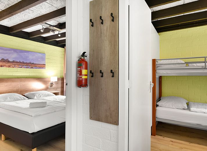 Essecke im 5-Personen-Bungalow Het Vennenbos 5B1, Hapert, mit modernen Stuehlen und einer gemuetlichen Atmosphaere.