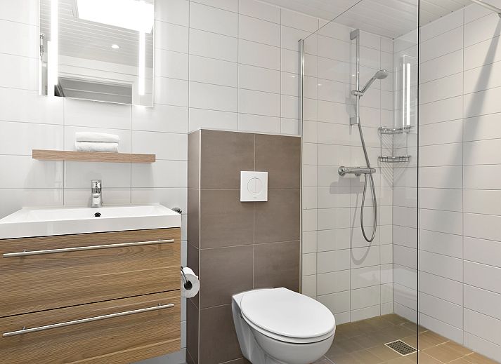 Essecke im 5-Personen-Bungalow Het Vennenbos 5B1, Hapert, mit modernen Stuehlen und einer gemuetlichen Atmosphaere.