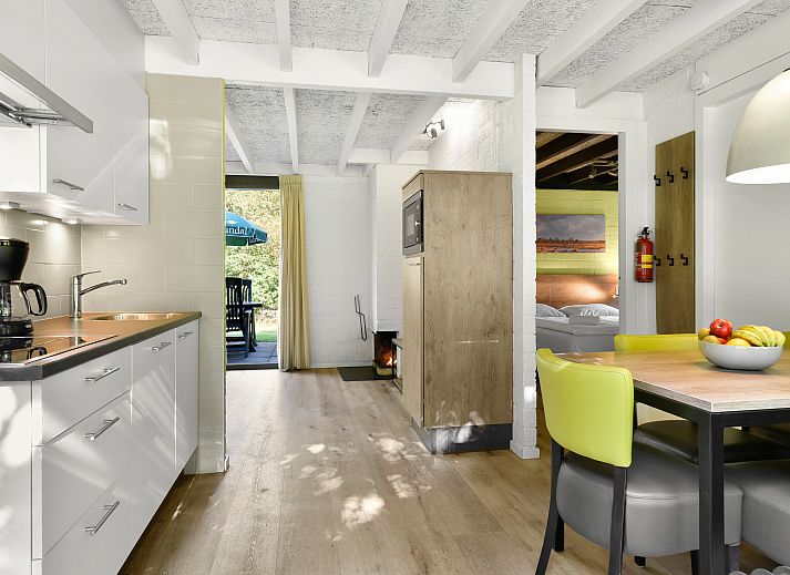 Helles Wohnzimmer im 5-Personen-Bungalow 5B1 in Het Vennenbos, Hapert, mit Zugang zu einer sonnigen Terrasse.