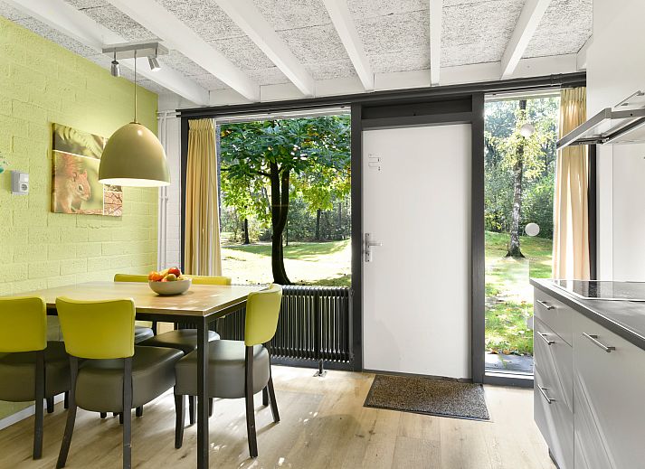 Helles Wohnzimmer im 5-Personen-Bungalow 5B1 in Het Vennenbos, Hapert, mit Zugang zu einer sonnigen Terrasse.