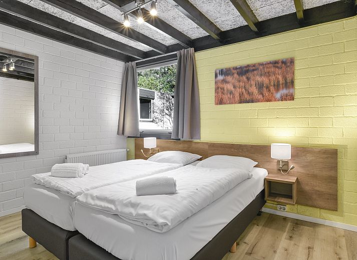 Sfeervolle slaapkamer in Het Vennenbos 5-persoons bungalow 5B2 Hapert, met rustgevend uitzicht.