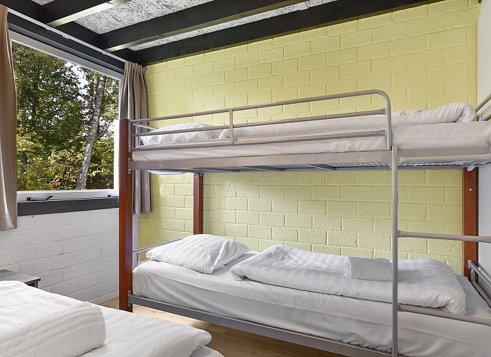 Sfeervolle slaapkamer in Het Vennenbos 5-persoons bungalow 5B2 Hapert, met rustgevend uitzicht.