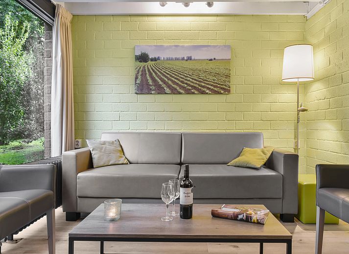 Woonkamer met open haard in Het Vennenbos 5-persoons bungalow 5B2 Hapert, perfect voor gezellige avonden.