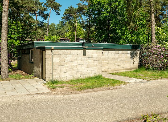 Cozy living room in Het Vennenbos 6-person bungalow in Hapert, North Brabant.