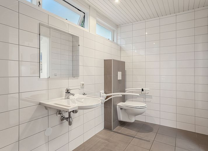 Entrance hall of Het Vennenbos bungalow, accessible and bright in Hapert, Kempen.