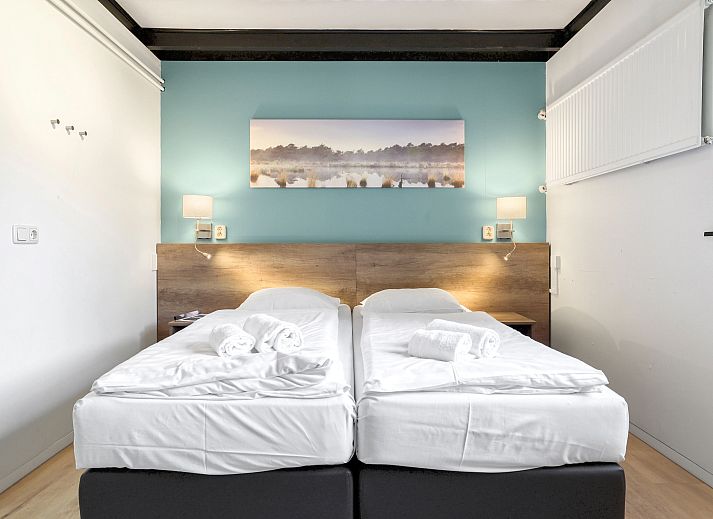 Dining area with modern decor in Het Vennenbos bungalow in North Brabant.