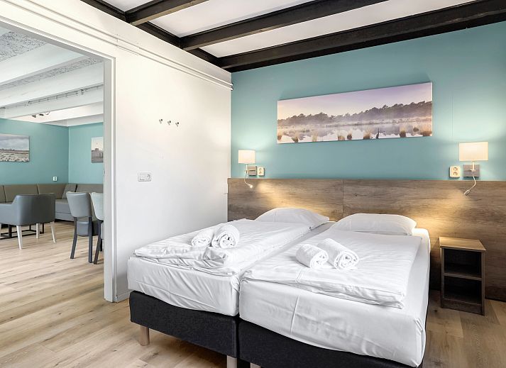 Dining area with modern decor in Het Vennenbos bungalow in North Brabant.