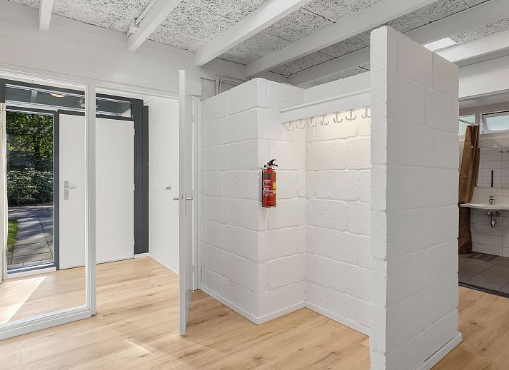 Dining area with modern decor in Het Vennenbos bungalow in North Brabant.