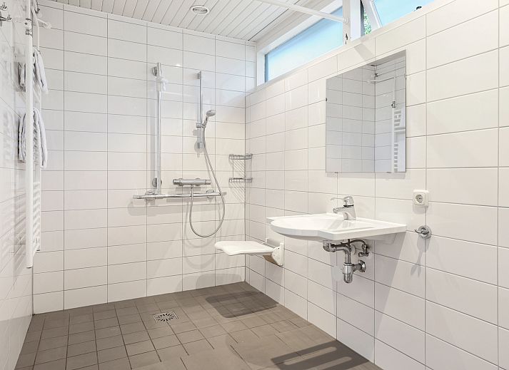 Dining area with modern decor in Het Vennenbos bungalow in North Brabant.