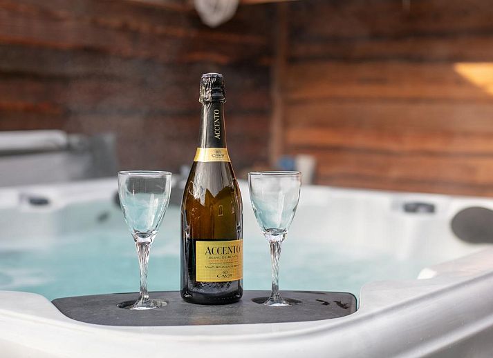 Gezellige woonkamer met houtkachel in De Hoeve I, vakantiehuis in Hulsel, Kempen, Noord Brabant.