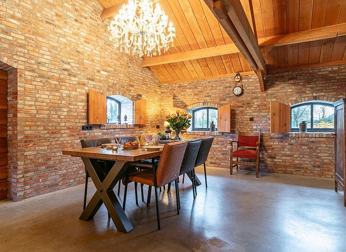 Gezellige woonkamer met houtkachel in De Hoeve I, vakantiehuis in Hulsel, Kempen, Noord Brabant.