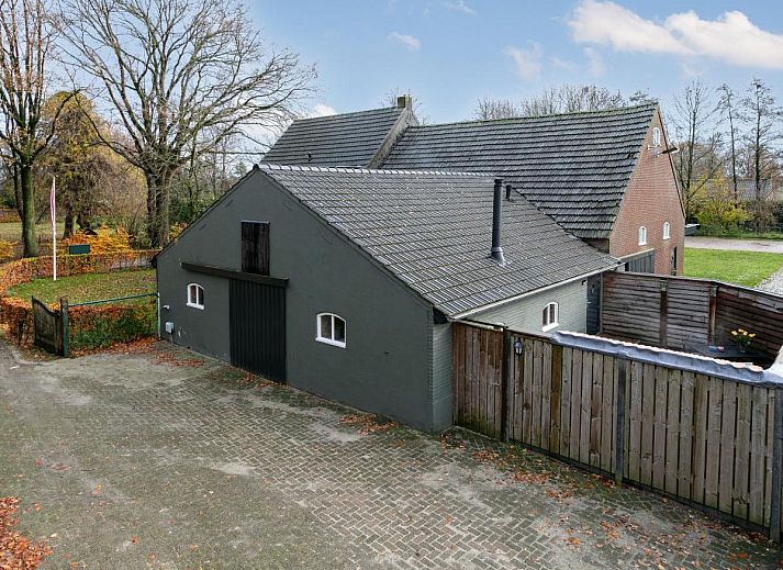 Eetkamer met kroonluchter in De Hoeve I, vakantiehuis in Hulsel, Kempen, Noord Brabant.