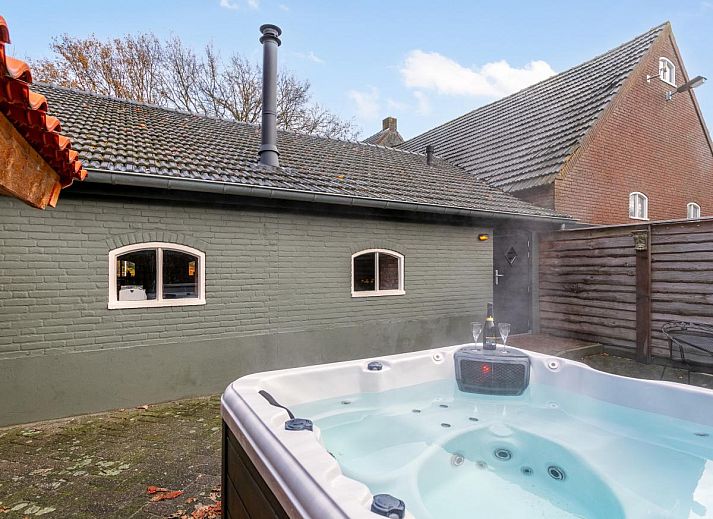 Eetkamer met kroonluchter in De Hoeve I, vakantiehuis in Hulsel, Kempen, Noord Brabant.