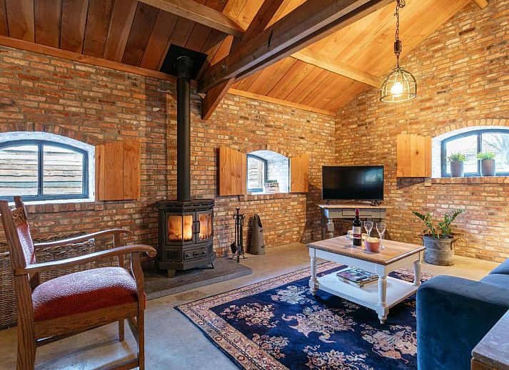 Eetkamer met kroonluchter in De Hoeve I, vakantiehuis in Hulsel, Kempen, Noord Brabant.