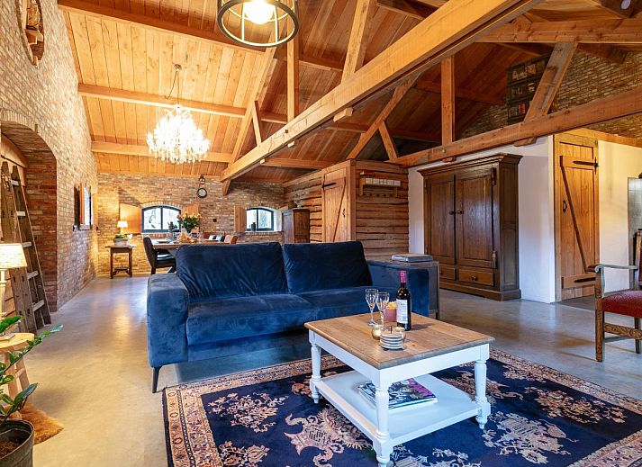 Eetkamer met kroonluchter in De Hoeve I, vakantiehuis in Hulsel, Kempen, Noord Brabant.