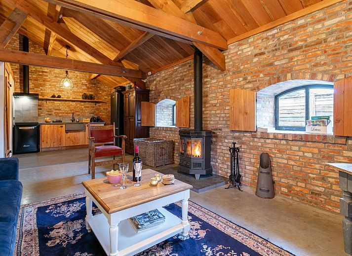 Eetkamer met kroonluchter in De Hoeve I, vakantiehuis in Hulsel, Kempen, Noord Brabant.